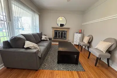 Image de Cozy 3 bedroom in Dt Libertyville Near Naval Base!