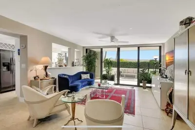 Image de Enjoy luxury living at its best in a beachfront 3 bed/3 bath condo on Palm Beach