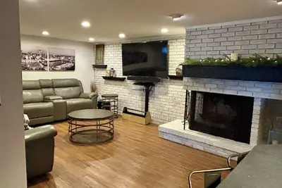 Image de New listing! ! Farmhouse On First-Spacious 5-bedroom house, close to Casv