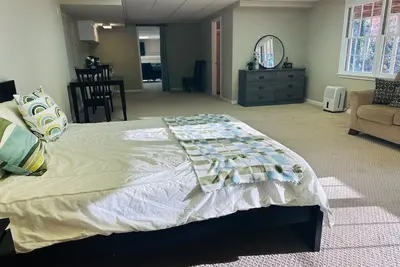 Image de Private, huge walk-out basement, great location