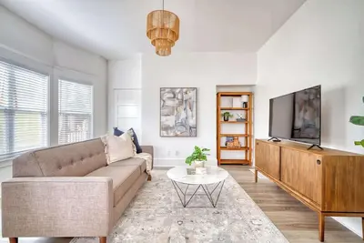 Image de Eclectic 2br - Victorian Charm - Steps to Fun