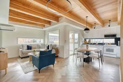 Image de Designer Townhome in Alberta Arts + In-Law Suite