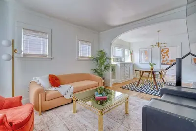 Image de Warhol Suite ~ Art Deco Apartment ~ 92 WalkScore