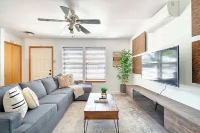 Image de Alberta Arts Luxury, Sleeps 4, Walk Score 99