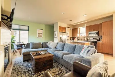 Image de 4br • Sleeps 10 • Trendy Arts District Location
