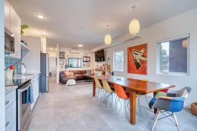 Image de Vintage Cozy Penthouse at Crossroads ~94 WalkScore