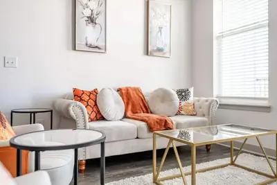 Image de Stylish Stay | Near Everything!