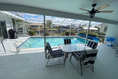 Image de Beautiful Waterfront Home with Heated Pool in Quiet Neighborhood