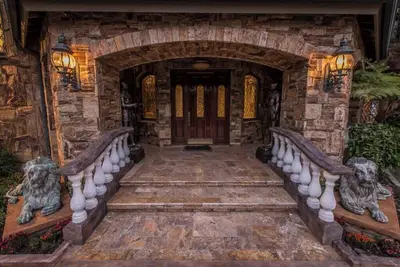 Image de Spacious 7-bedroom castle in beautiful Laguna Hills