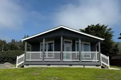 Image de Brand new 2-bedroom beach house sleeps 4-5 in Smith River. 150 steps to beach!