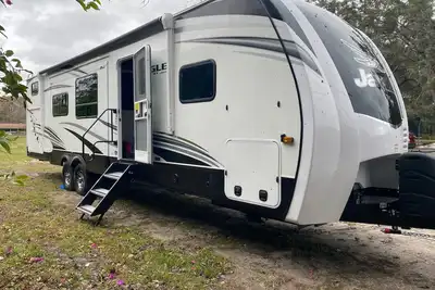 Image de Cozy 2-bedroom Rv with WiFi, Ac Red Barn music Venue Camp ground