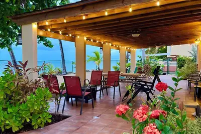 Image de Beachfront duplex! Walk to town! Solar power/fast wifi! Rent one side or both!