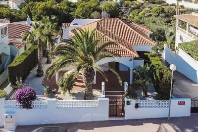 Image de Spacieuse villa avec grande piscine, 4 terrasses et solarium. Près de la plage.