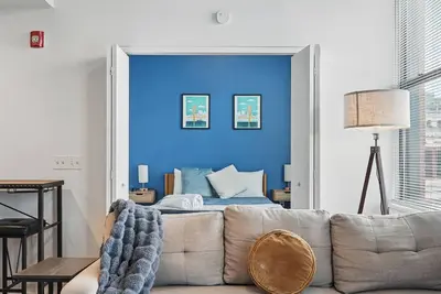 Image de 1 Br Modern Downtown Pittsburgh Loft - Steps to Pnc Park - Rooftop Lounge + WiFi