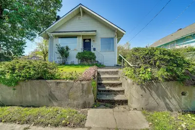 Image de 3 Mi to Dtwn Seattle: Charming Home w/ Deck!