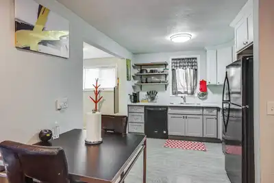 Image de 3 Mi to Dtwn Tacoma: Pet-Friendly Home