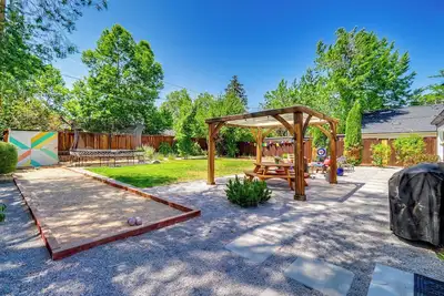 Image de 2 Mi to Dtwn: Family Gem w/ Outdoor Oasis in Reno