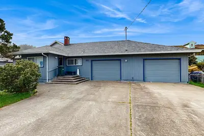 Image de Spacious & comfortable home close to the Habor, Sand Dunes, beaches, & parks