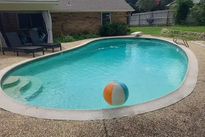 3 bed 2 bath w/Private Pool, Fireplace & Children's Playroom