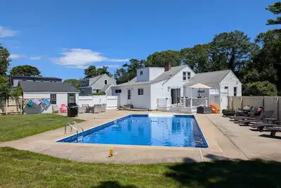 Image de Spectacular 4 Bedroom House in Hyannis, Heated Pool, Playground&Basketball court