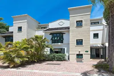 Image de A 4 Bedroom Rental, A Short Walk To Mullins Beach - Includes Beach Club Access