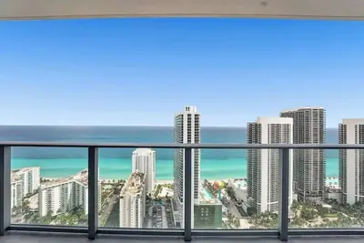 Image de Stunning apartment at 39th floor with ocean view.