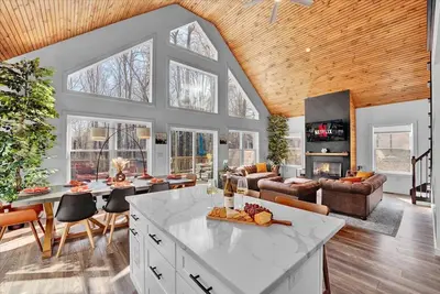 Image de Luxurious Chalet w/Hot Tub~Game &Movie Room~Lake/Pool Access