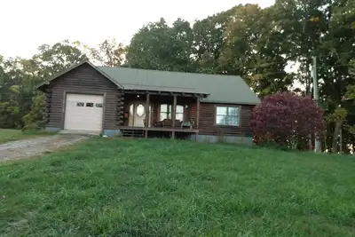 Image de Cozy 2-bedroom cabin in welcoming Sweetwater on 48 acre horse farm.