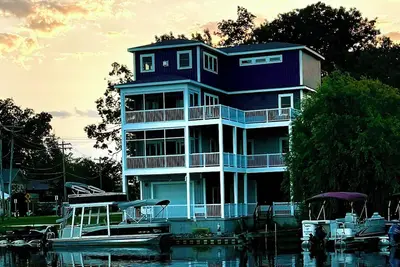 Image de Stunning 3-Story Lakehouse in Sylvan Beach, Sleeps 10, WiFi & Walk to the Beach!