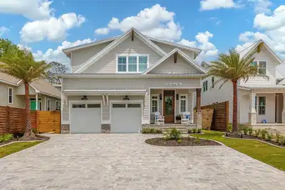 Image de New! 5-bedroom home with pool on St. Simons Island. Walking distance to beach!