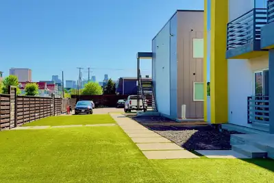 Image de Modern Unit with City Glimpse