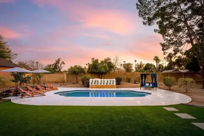 Image de Lux 7 Bed Home With Pool, Sport Court, and More!