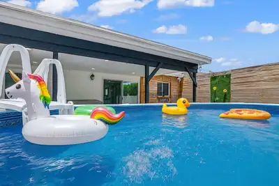 Image de Canal Views from Pool w Bbq and Pit | Miami Escape