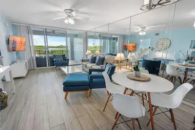Image de Serenity by the Sea, 2br/2ba Condo w/Pool at La Brisa across from Smathers Beach