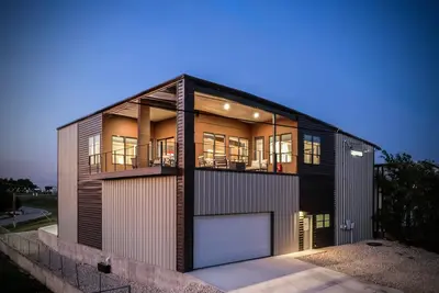 Image de The Flight Deck Fly-In Austin Airpark Hangar Home