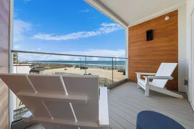 Image de Beach Breezy | Oceanfront, Elevator, & Pool Open!