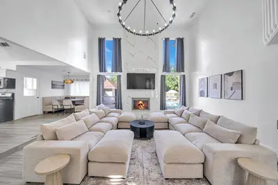 Ultimate Oasis: Heated Pool, Spa, Game Room, Theatre, Sleeps 14+