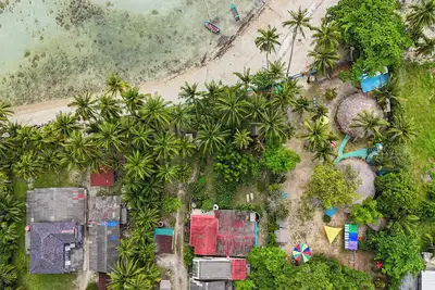 Image de Experience serene sunsets, private beach access, and tropical luxury in this renovated Thai house.