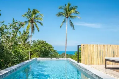 Image de Experience serene sea views, private pool, and tropical luxury in this stunning 3-bedroom villa.