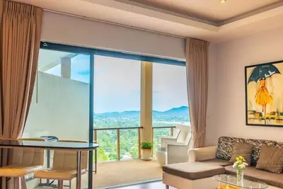 Image de Cosy room with sea views, private balcony, shared pool, kitchen, and close to dining and nightlife.