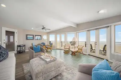 Image de Luxurious Oceanfront Home with Incredible Views