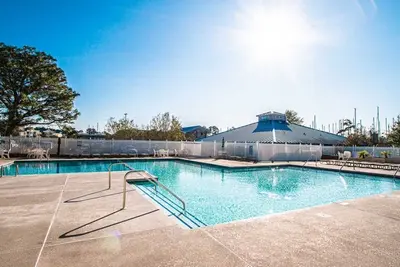 Image de 2br Townhouse w/ Whirlpool in New Bern