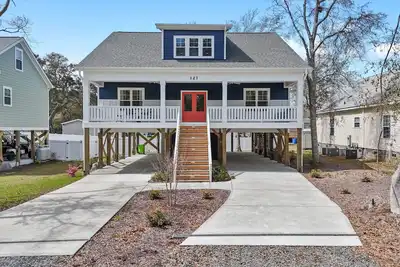 Image de \"Blutopia\" - 4 Bedroom, 3. 5 Bathroom Oak Island Home