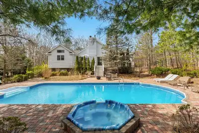 Image de Hamptons Oasis! Huge Heated Pool, Games, Fenced Yard