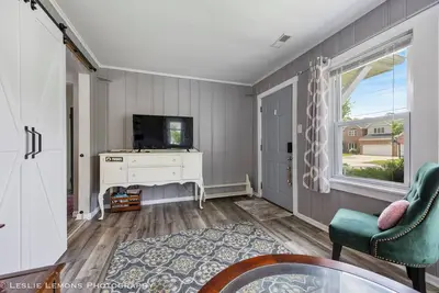 Image de Gorgeous Cottage in Westmont, with massive fenced garden pet friendly, sleeps 5.