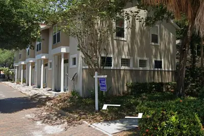 Image de Well appointed 2-bedroom townhome in downtown St. Petersburg