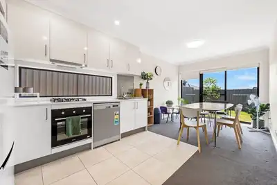 Image de KozyGuru | Austral | Charming 4Bedroom Family Home