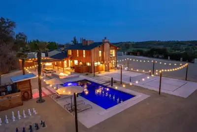Image de Cedar House | Pickleball, Saltwater Pool, Sauna