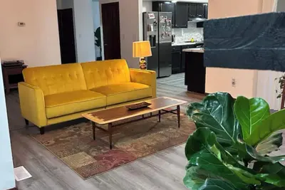 Image de Mid-Century Modern charming 3-bedroom house in private, peaceful neighborhood.