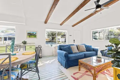 Image de A Pop of Color! House in wonderful Crystal River - King Bed-Manatees - Wifi & Ac